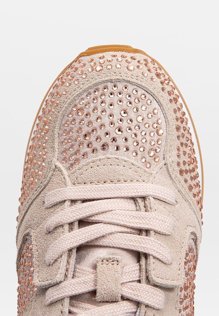 Sneaker in suede beige chiaro con un corpo in rete e decorata con strass color rame. Chiusura con lacci e suola in gomma color tan.
