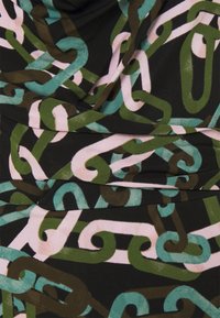 Šaty s černým podkladem a vlnitým vzorem v tyrkysové, růžové a tmavě zelené barvě připomínající propletené řetězy. Hladká textilie.