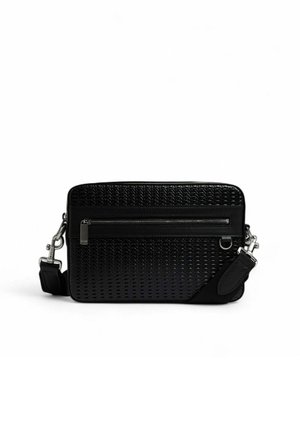 Schwarze synthetische Umhängetasche mit strukturiertem Muster, ausgestattet mit einer vorderen Reißverschlusstasche und einem verstellbaren Riemen mit silberfarbenen Beschlägen.