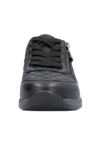 Zapatillas de cuero negro con diseño acolchado, suela de goma negra plana, cierre de cremallera en el lateral y cordones negros.