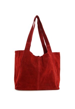 Rote Wildleder-Tasche mit zwei langen Trägern, einem offenen Oberteil und einer weichen Textur; hat vertikale Nähte auf der Vorderseite.
