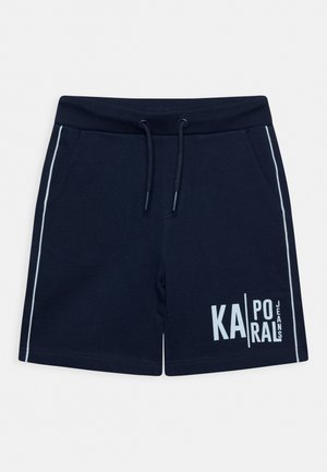 Granatowe szorty z białymi paskami po bokach, ściągaczem w talii, przednimi kieszeniami oraz logo "Kaporal Jeans" na lewej nogawce.