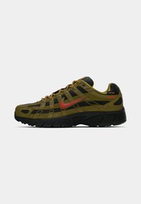 Nike P-6000 kedas ir ar zaļu un melnu sietotu augšpusi, teksturētu zamšādā, sarkaniem akcentiem un saites, kā arī melnu gumijas zoli ar protektoru.