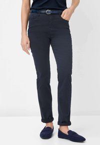 Navyblauwe katoenen broek met een slim fit ontwerp, opgerolde mouwen en een bijpassende blauwe riem met een zilveren gesp.