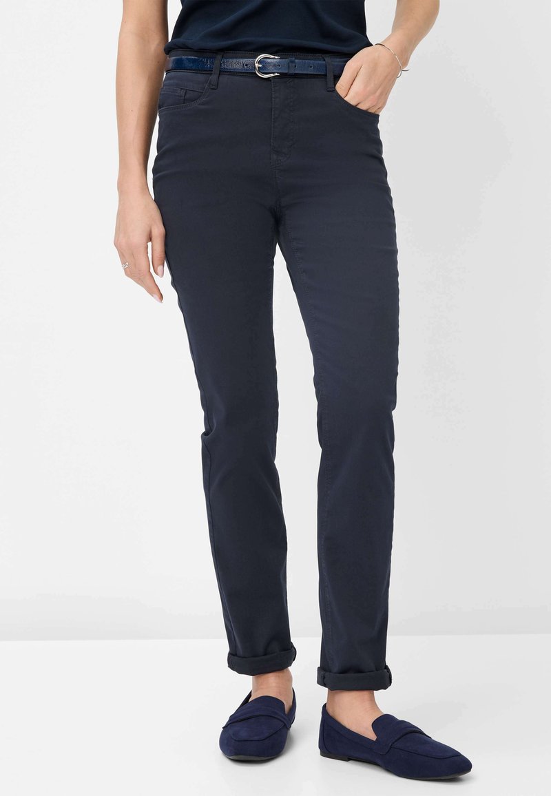 Navyblauwe katoenen broek met een slim fit ontwerp, opgerolde mouwen en een bijpassende blauwe riem met een zilveren gesp.