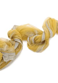 Sciarpa di chiffon gialla con accenti metallici argento, caratterizzata da un design attorcigliato e delicati motivi floreali che attraversano il tessuto.