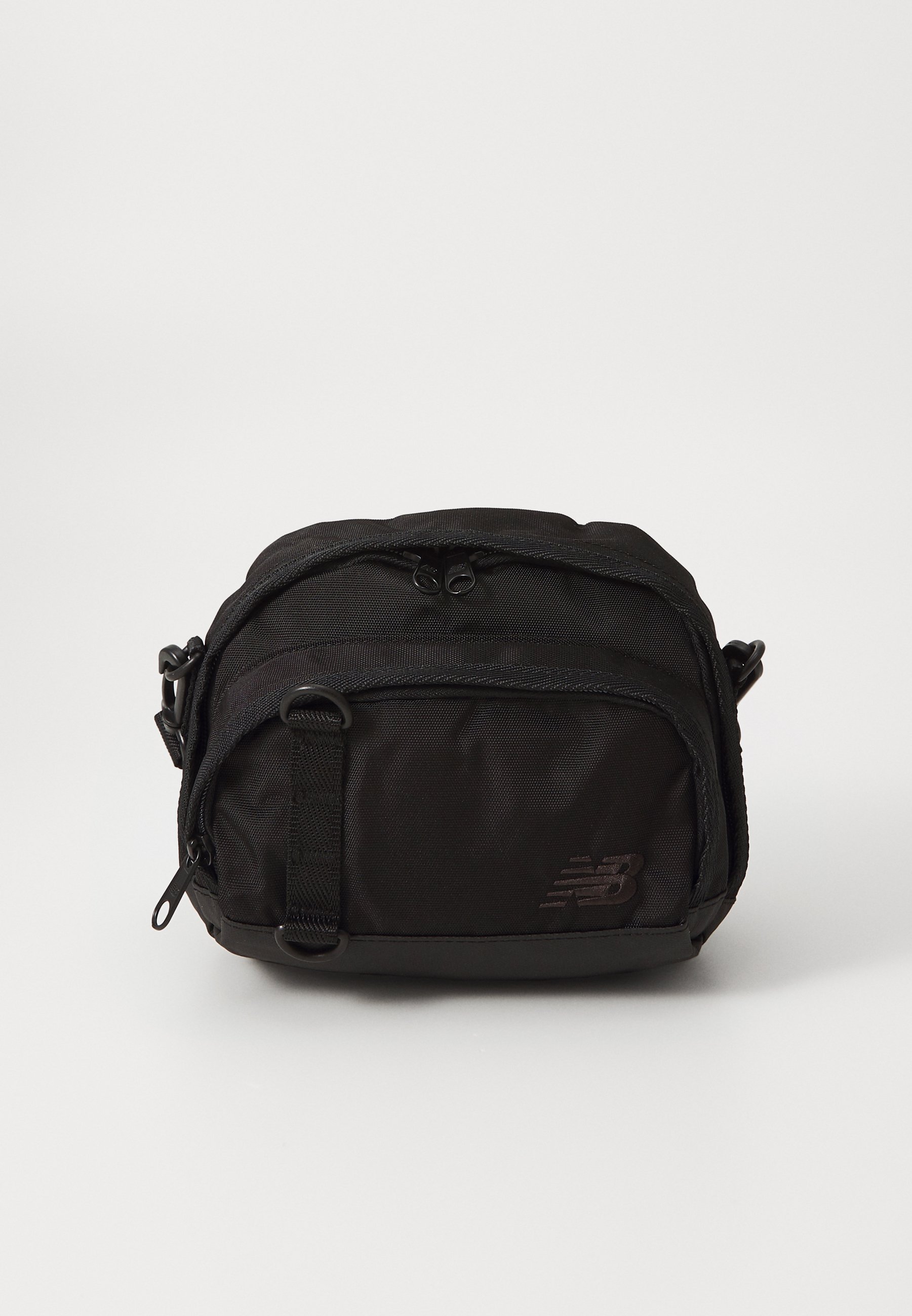 【New Balance】 男女共用 UNI Hobo Cross Bag /追跡付 New Balance】 男女共用 UNI Hobo Cross Bag /追跡付 (New