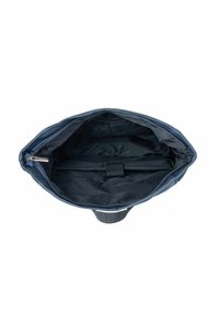 Otwarta, pusta, granatowa torba na zamek błyskawiczny z czarną podszewką i małym wewnętrznym paskiem do mocowania przedmiotów.