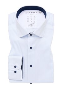 Camicia a righe azzurro chiaro con vestibilità slim. Caratterizzata da un colletto interno e polsini in contrasto blu navy, orlo arrotondato e tre bottoni scuri.