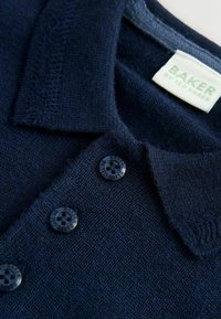 Granatowa, dzianinowa koszulka polo z klasycznym kołnierzykiem, trzema czarnymi guzikami oraz metką z napisem "BAKER by Ted Baker." Gładka tekstura.