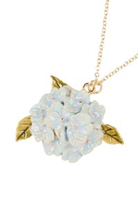 Ogrlica s plavim privjeskom ukrašenim cvjetnim motivima i zlatnim detaljima, ukrašena zelenim lišćem, izrađena od emajla, s više teksturiranih cvjetova i malim ukrasnim zakovicama.