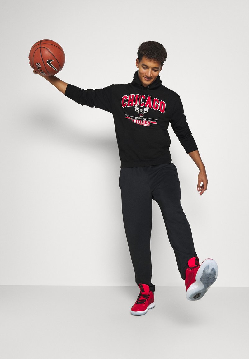 Herren Shirts | Mitchell & Ness NBA CHICAGO BULLS 3 POINT ARCH HOODIE Vereinsmannschaften black/schwarz - PO86683 Herren Shirts | Mitchell & Ness NBA CHICAGO BULLS 3 POINT ARCH HOODIE Vereinsmannschaften black/schwarz - PO86683