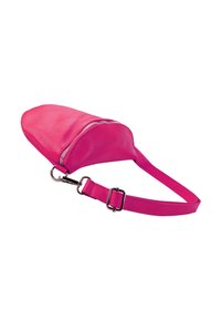 Roze leren heuptas met een textuur oppervlak, gebogen vorm en ritssluiting. Voorzien van een verstelbare riem en metalen accenten.