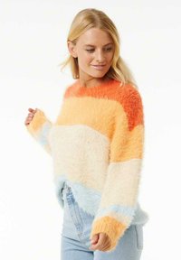 Suéter de punto borroso con franjas horizontales en naranja, amarillo, crema y azul claro; corte holgado con mangas anchas y cuello redondo.