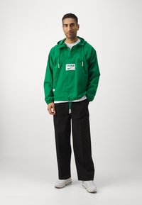 Nike Performance NBA BOSTON CELTICS ANORAK - Széldzseki - clover/white/clover