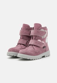 Ροζ σουέτ μποτάκια ως τον αστράγαλο με δύο ιμάντες Velcro, γαλάζια σόλα και διακριτική γκλίτερ, με κεντημένες καρδιές σε μπεζ.