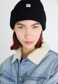 Unselected, black