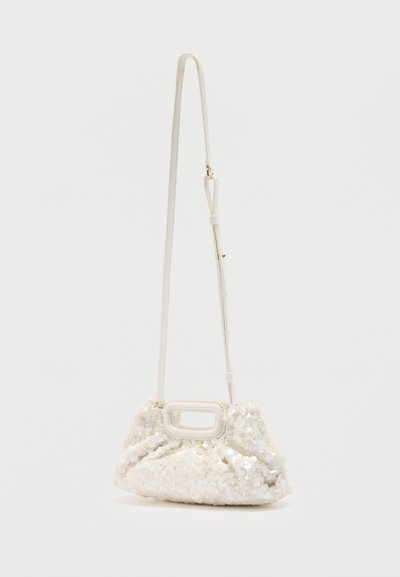 Μικρή λευκή τσάντα ώμου με μακρύ λουρί και μεγάλα παγιέτες που καλύπτουν το μαλακό ύφασμα, με ορθογώνια λαβή με κοψίματα.