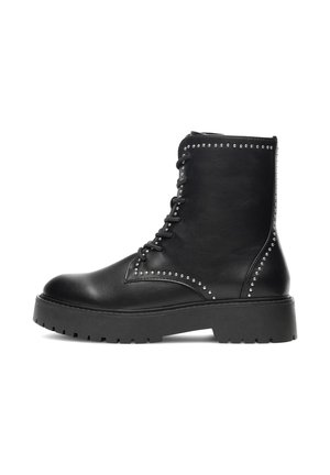 Zwarte leren enkellaars met vetersluiting aan de voorkant, gestikte accenten langs de naden, een ronde neus en een chunky zool voor extra grip.