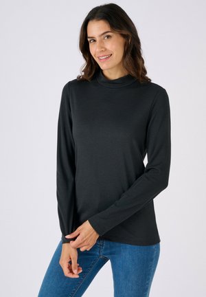 Zwarte top met lange mouwen en hoge hals, gemaakt van een zachte, lichtgewicht stof. Ontworpen met aansluitende mouwen en een ontspannen pasvorm rond de taille.