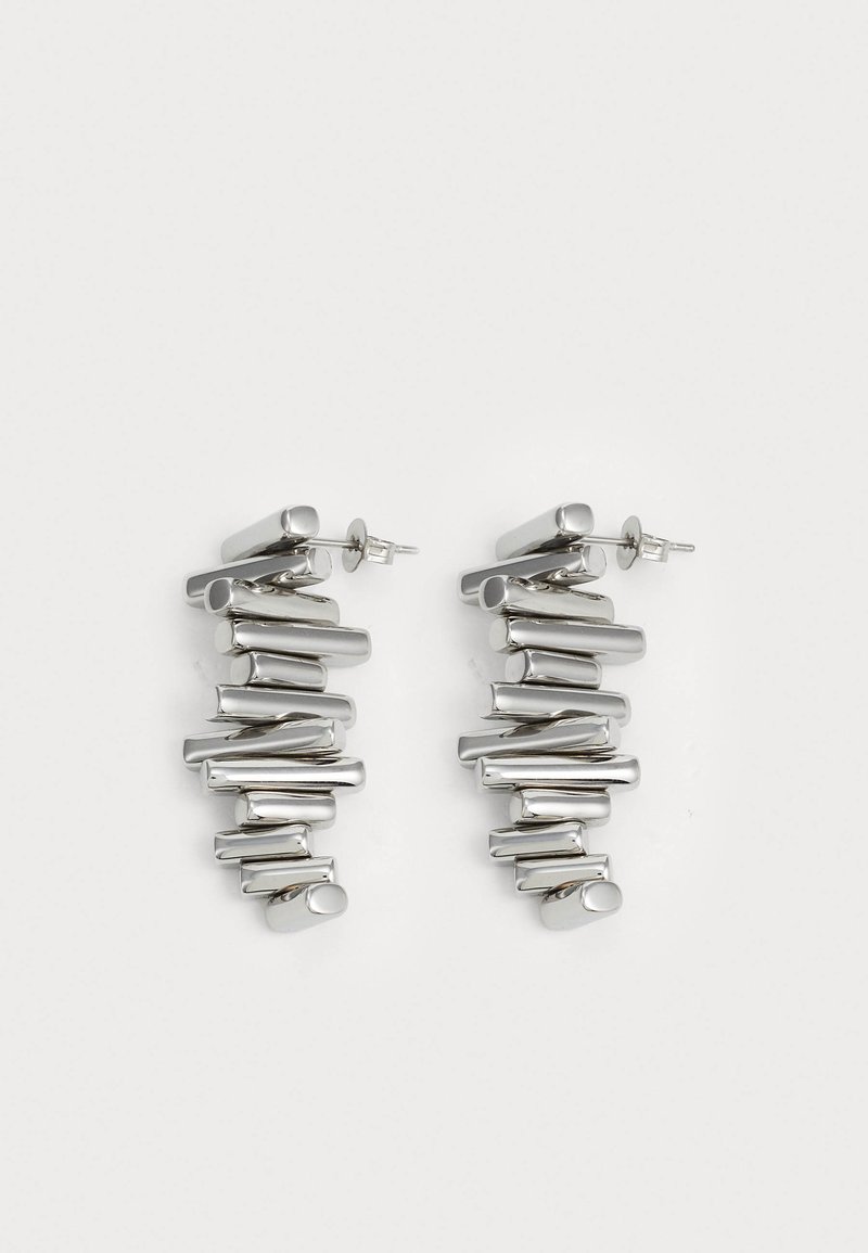 Pendientes de plata compuestos por diversas formas cilíndricas, con un acabado pulido que combina elementos rectos y curvados.