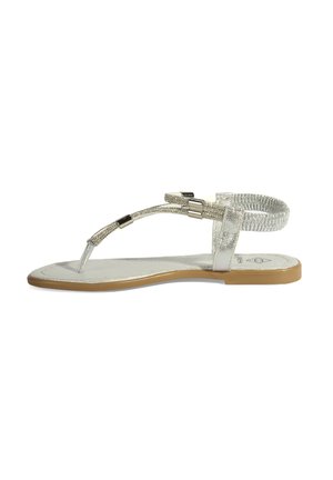 Zilveren metallic teenslipper met een gevlochten band, platte zool en verstelbare enkelgesp. Glad textuur met een subtiele glans.