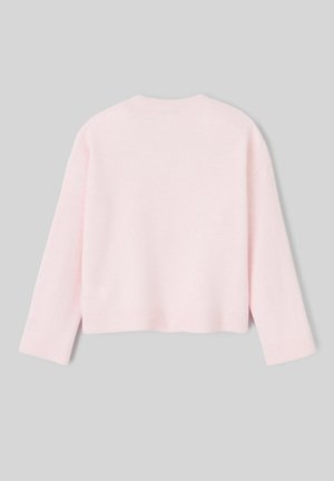 Pull court rose clair avec un col rond, des épaules tombantes et des bords côtelés. Texture douce, design minimaliste sans motifs.
