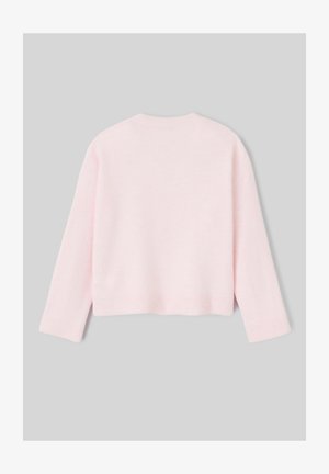 Pull court rose clair avec un col rond, des épaules tombantes et des bords côtelés. Texture douce, design minimaliste sans motifs.