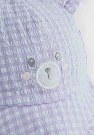 Lila und weiße Gingham-Bucket-Hut mit gesticktem Bärenkopf, ausgestattet mit strukturiertem Stoff, abgerundetem Rand und zwei kleinen Ohren oben.