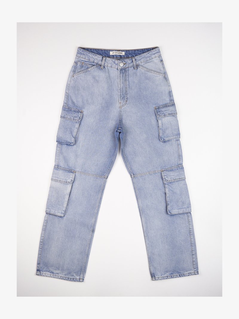 Svetlomodré denim cargo nohavice s viacerými bočnými vreckami, zapínaním na gombík a rovnými nohavicami s kontrastným prešívaním.