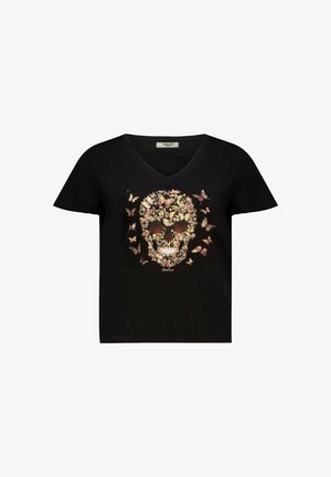 T-shirt en coton noir avec un col en V, mettant en avant un design de skull floral entouré de papillons dans des teintes de rose doux et de blanc.