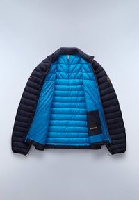 Vycpaná bunda v námořnické modři s modrým interiérem. Mezi její vlastnosti patří vysoký límec, zipový uzávěr a vnitřní kapsa se zá flapkou. Lehký materiál.