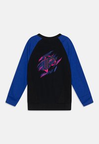 Zwarte en blauwe sweatshirt met een gestructureerde zwarte achterkant, raglanmouwen en een levendig roze logo met penseelstreekaccenten.