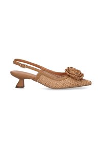 Zapato tipo slingback en color beige con textura de rafia tejida, punta afilada y acento decorativo de flor en la parte delantera; cuenta con un tacón bajo y en ángulo.