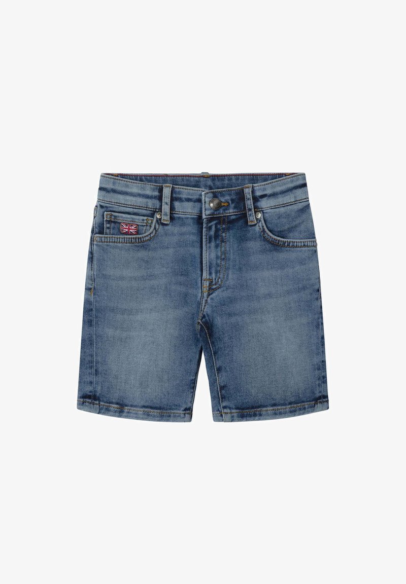 Shorts de mezclilla en un lavado azul medio con un ligero desvanecimiento, cinco bolsillos y un logo de la Union Jack en el bolsillo delantero. Cierre con botón y cremallera.