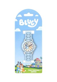 Montre pour enfants de couleur bleu clair avec un bracelet en silicone, arborant une illustration de personnage sur un cadran rond, présentée sur un carton coloré.