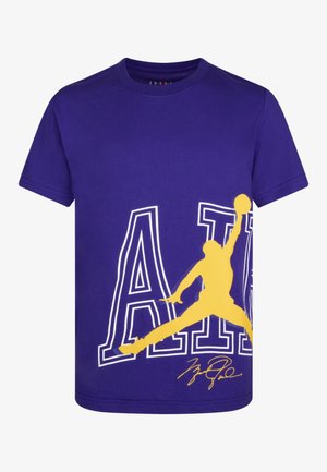 Violettes T-Shirt mit kurzen Ärmeln und großen weißen Konturbuchstaben "AIR" sowie einer gelben Silhouette eines Basketballspielers, der mit einem Ball springt.