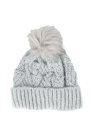 Un bonnet en tricot gris avec un large revers côtelé et un pompon fourni sur le dessus. Présente un motif en câble texturé sur l'ensemble.