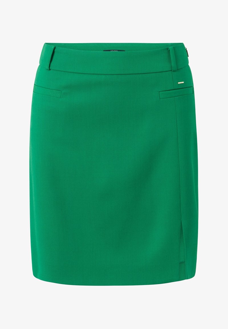 Jupe verte jusqu'au genou avec passants pour ceinture, deux poches avant horizontales et une petite étiquette logo dorée sur le côté droit.