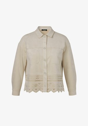 Beige langärmelige Jacke mit Knopfleiste, Kragen, zwei Brusttaschen und dekorativen Laser-ausgeschnittenen Mustern am Saum.