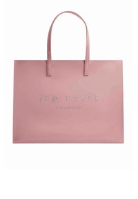 Sac cabas rose en matériau brillant avec deux poignées, présentant un texte argenté embossé "TED BAKER LONDON" sur le devant.
