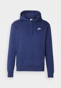 Felpa con cappuccio blu navy in misto cotone, con tasca a marsupio frontale e piccolo logo Nike bianco sul petto.