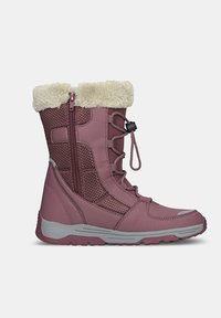Růžová zimní bota s kožíškovým límcem, šněrováním, zipovým uzávěrem, texturovanými panely a šedou gumovou podrážkou pro lepší trakci.