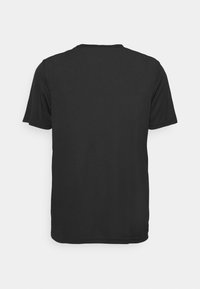 Svart kortärmad t-shirt, rund hals, tillverkad av slätt tyg med normal passform. Baksidan är enfärgad utan synliga logotyper eller mönster.