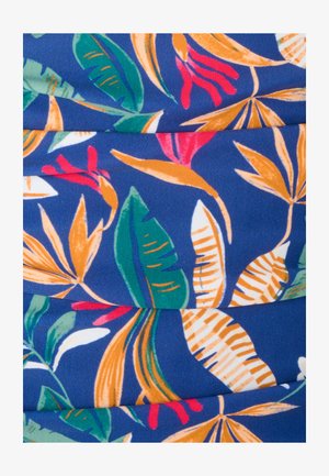 Blauwe stof met tropisch bloemenpatroon met oranje, groene, witte bladeren en rode bloemaccenten, met plooien en textuur zichtbaar.