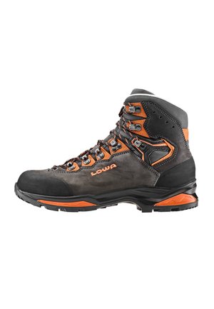 Schwarz-orange Wanderschuh aus Wildleder und synthetischen Materialien, mit hohem Knöcheldesign, verstärkter Zehenpartie und robustem Profil mit Rutschfestigkeit.