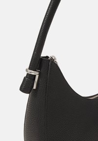 Tommy Hilfiger EMBLEM SHOULDER BAG - Sac à main - black