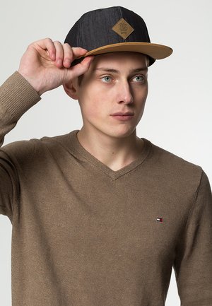 6P SB  - Cap - black