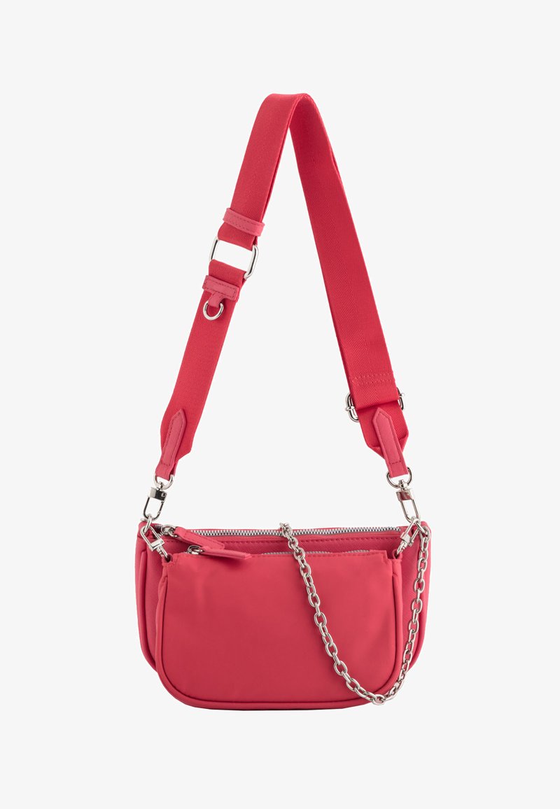 Rød nylon crossbody taske med en aftagelig kædetraspe, dobbelte lynlåslommer og struktureret stof for bedre greb.