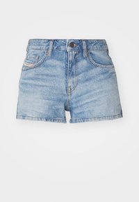 Shorts in denim azzurro chiaro con vita alta, orlo sfilacciato, cinque tasche e chiusura con bottone frontale. Presentano leggere sfumature e dettagli di cucitura.